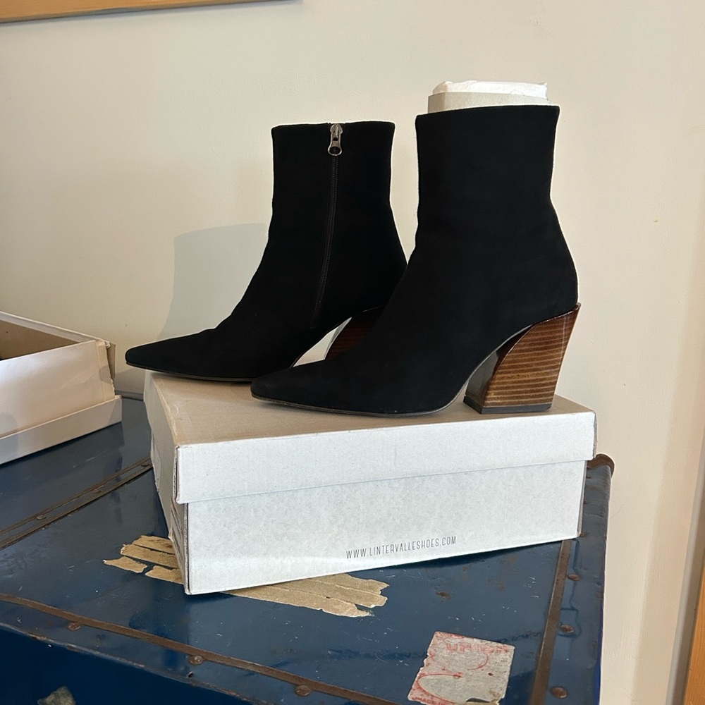 L'INTERVALLE Black Heeled Boots with Wooden Accent